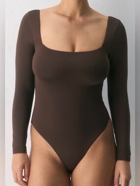 ARITZIA Babaton Rich Mocha Brown Long Sleeve Square Neck Bodysuit